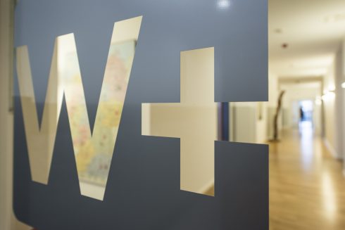 Blick durch Tür auf Flur von Wirkung Plus GmbH in Hamburg