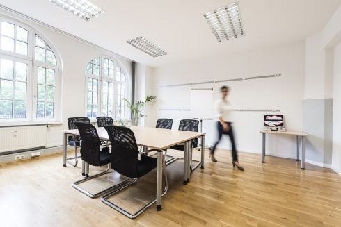 Heller Seminarraum mit Tisch und 6 Stühlen in Hamburg