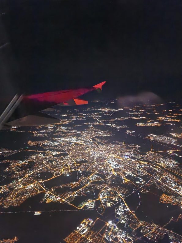 Flug über der nächtlichen Stadt: Highlights 2023 